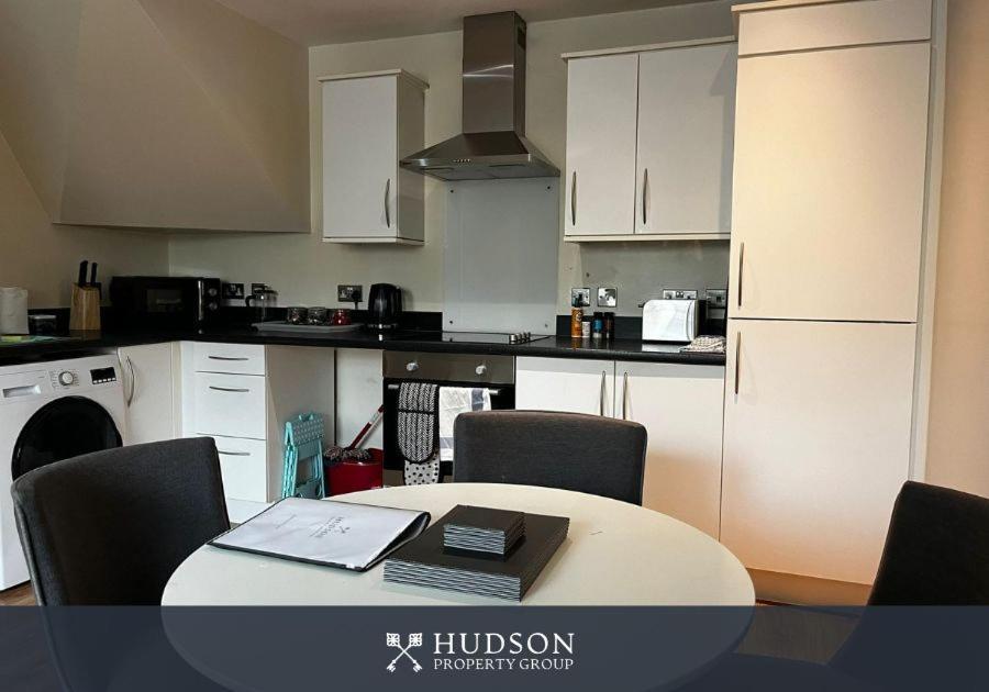 Central Townhouse With Parking Telford Extérieur photo