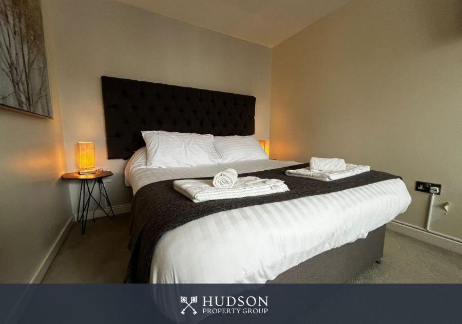 Central Townhouse With Parking Telford Extérieur photo