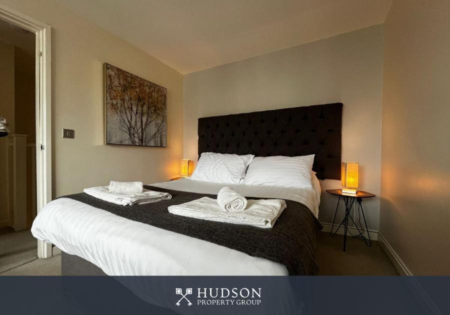Central Townhouse With Parking Telford Extérieur photo