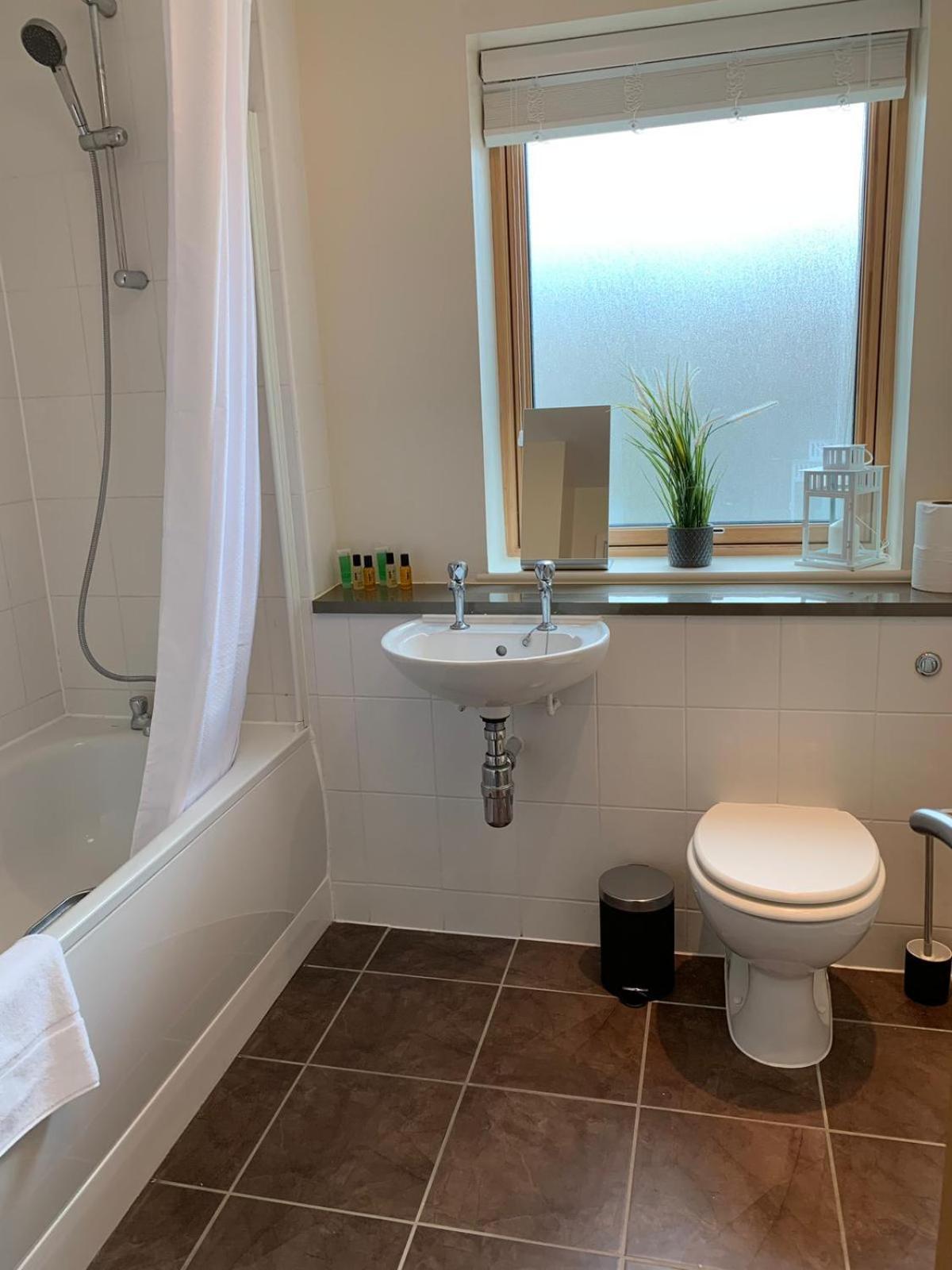Central Townhouse With Parking Telford Extérieur photo